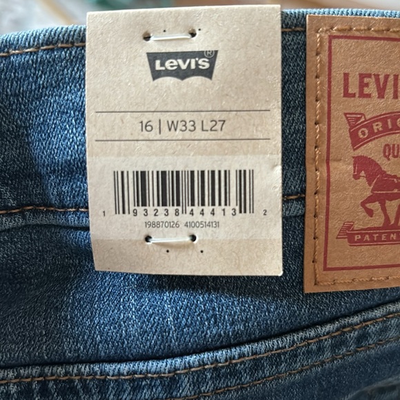 Levi’s Mid-Rise Boyfriend Ripped Jeans - Picture 9 of 9